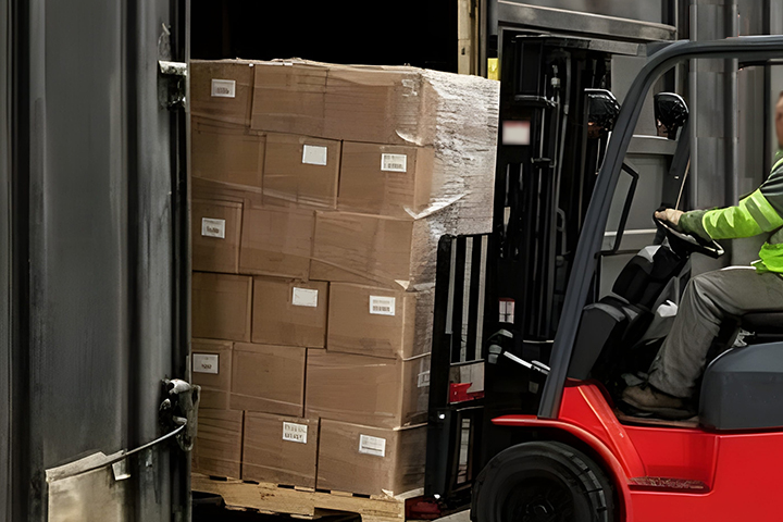 ASW transloads packaged food from boxcar